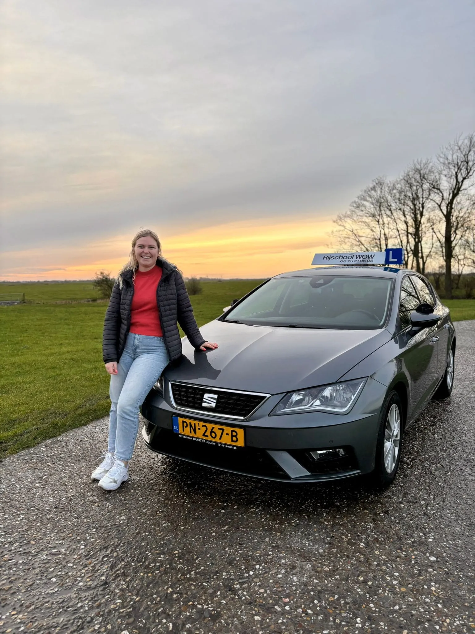 Wimmie de Boer bij de lesauto van Rijschool WOW